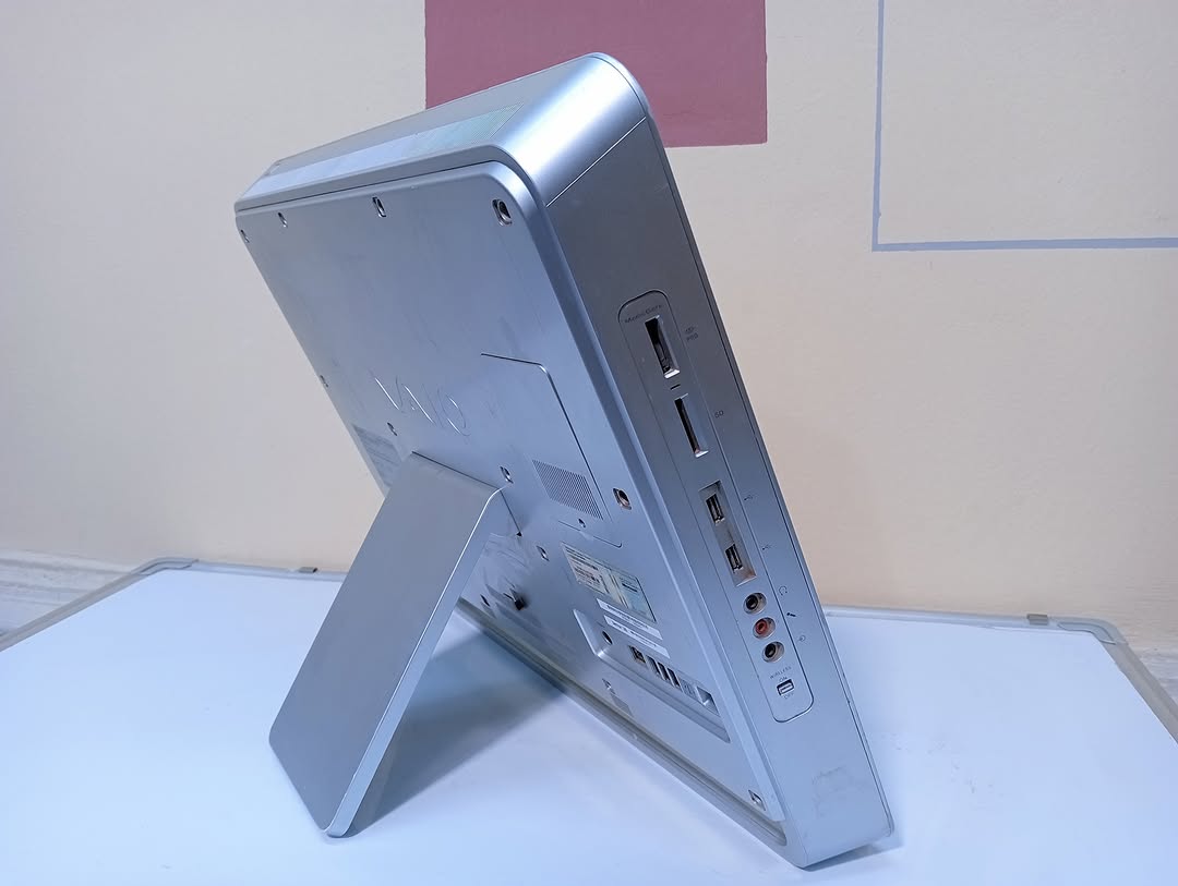 Sleek Sony VAIO All-in-One: 20″ HD, 4GB RAM, Windows 10 Pro