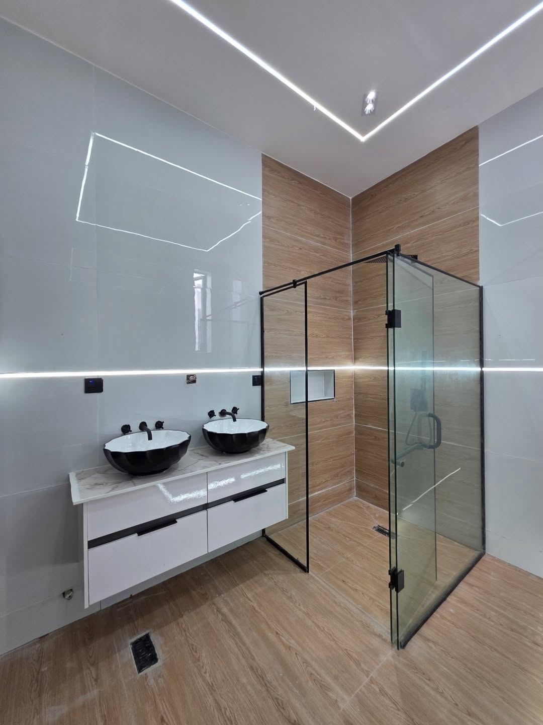 Ultimate 5-Bedroom Estate Gem with Private Pool in Lekki