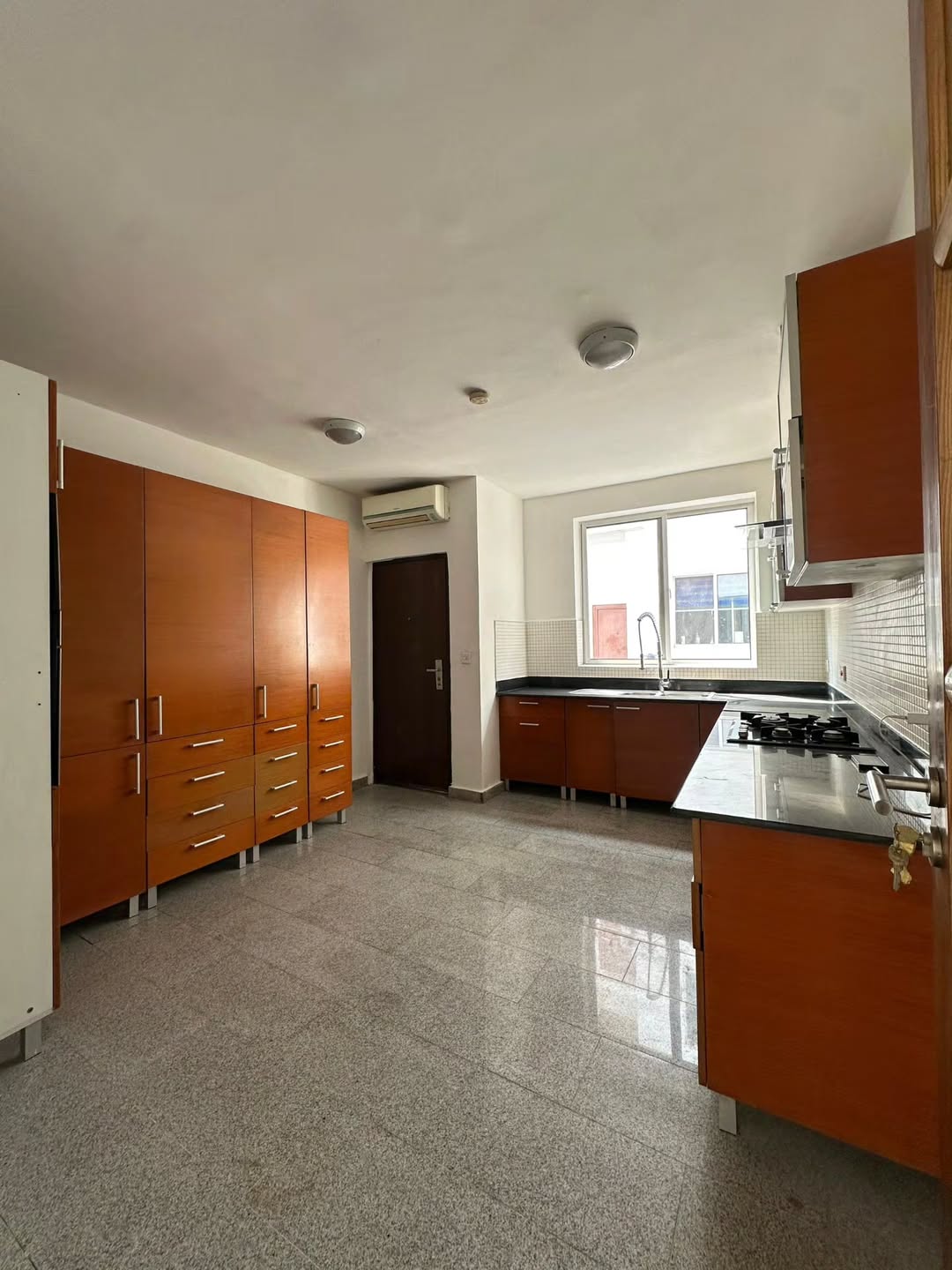 Waterfront Bliss: 3-Bed Apartment on Banana Island