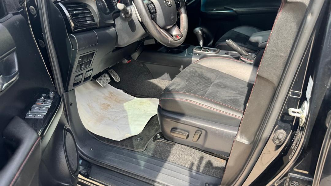 Unbreakable 2023 Hilux V6: Armored Power