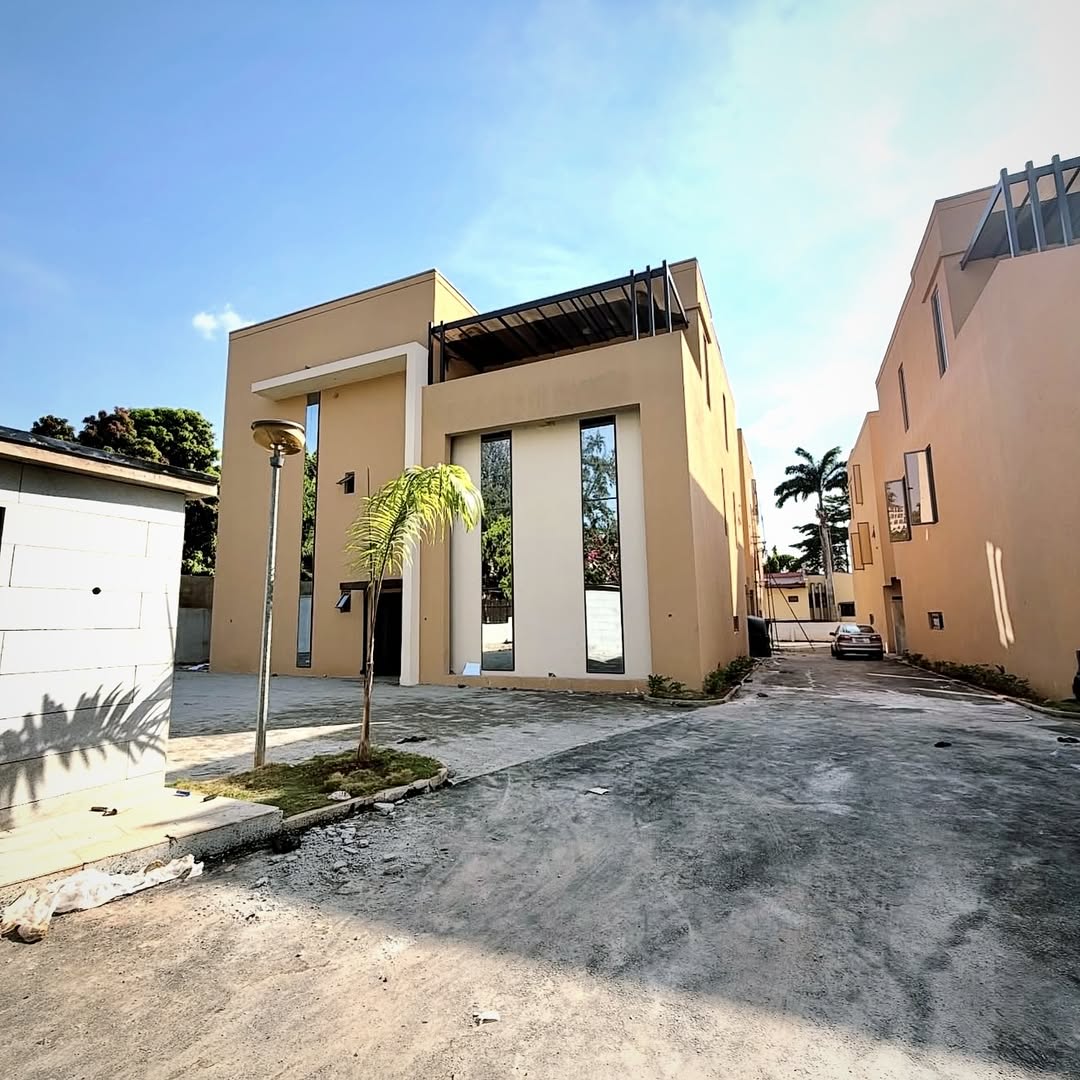 Abuja’s Finest: 5-Bedroom Duplex with Cinema & Elevator