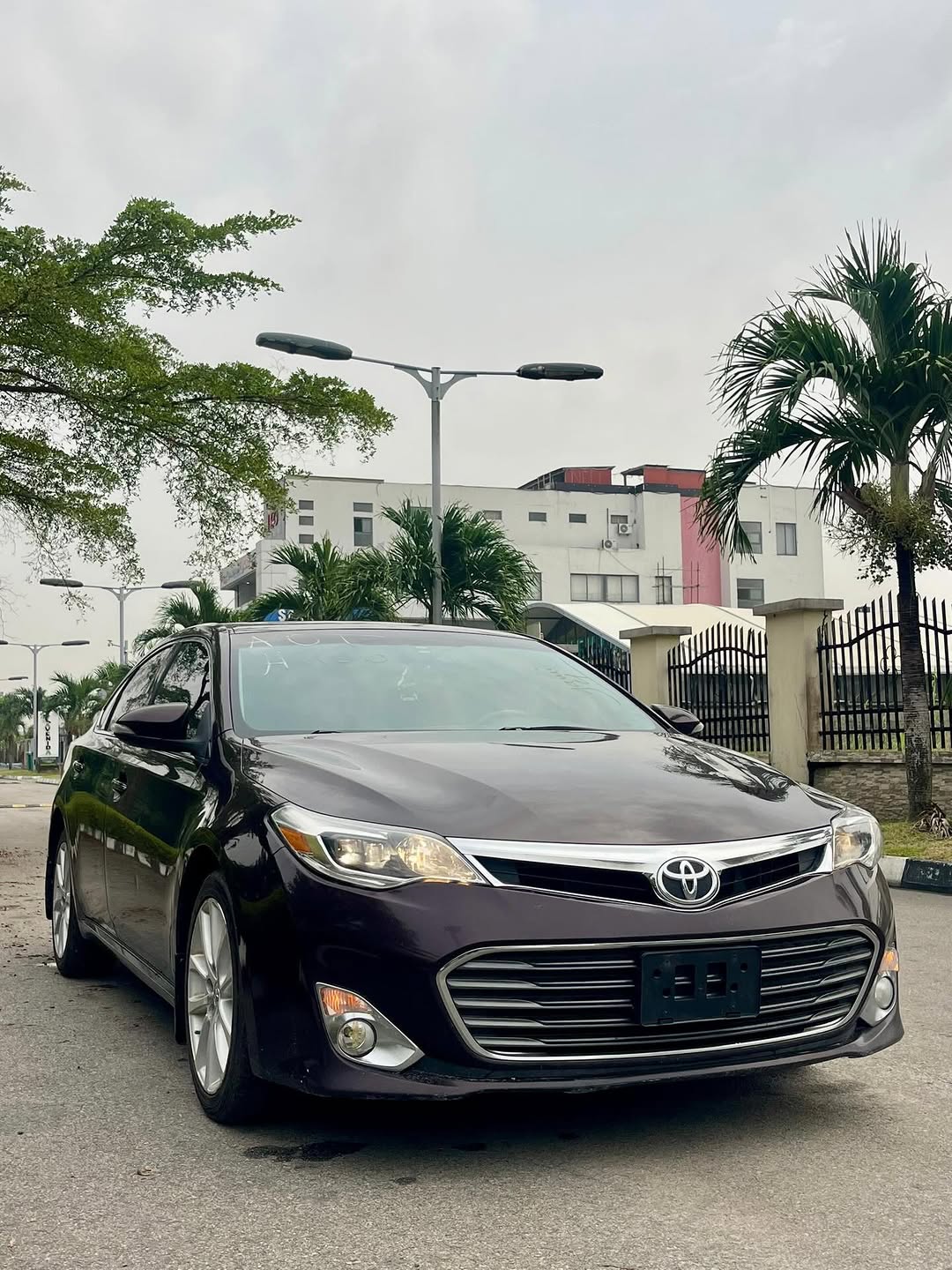 Luxury 2013 Toyota Avalon: Accident-Free & Ready