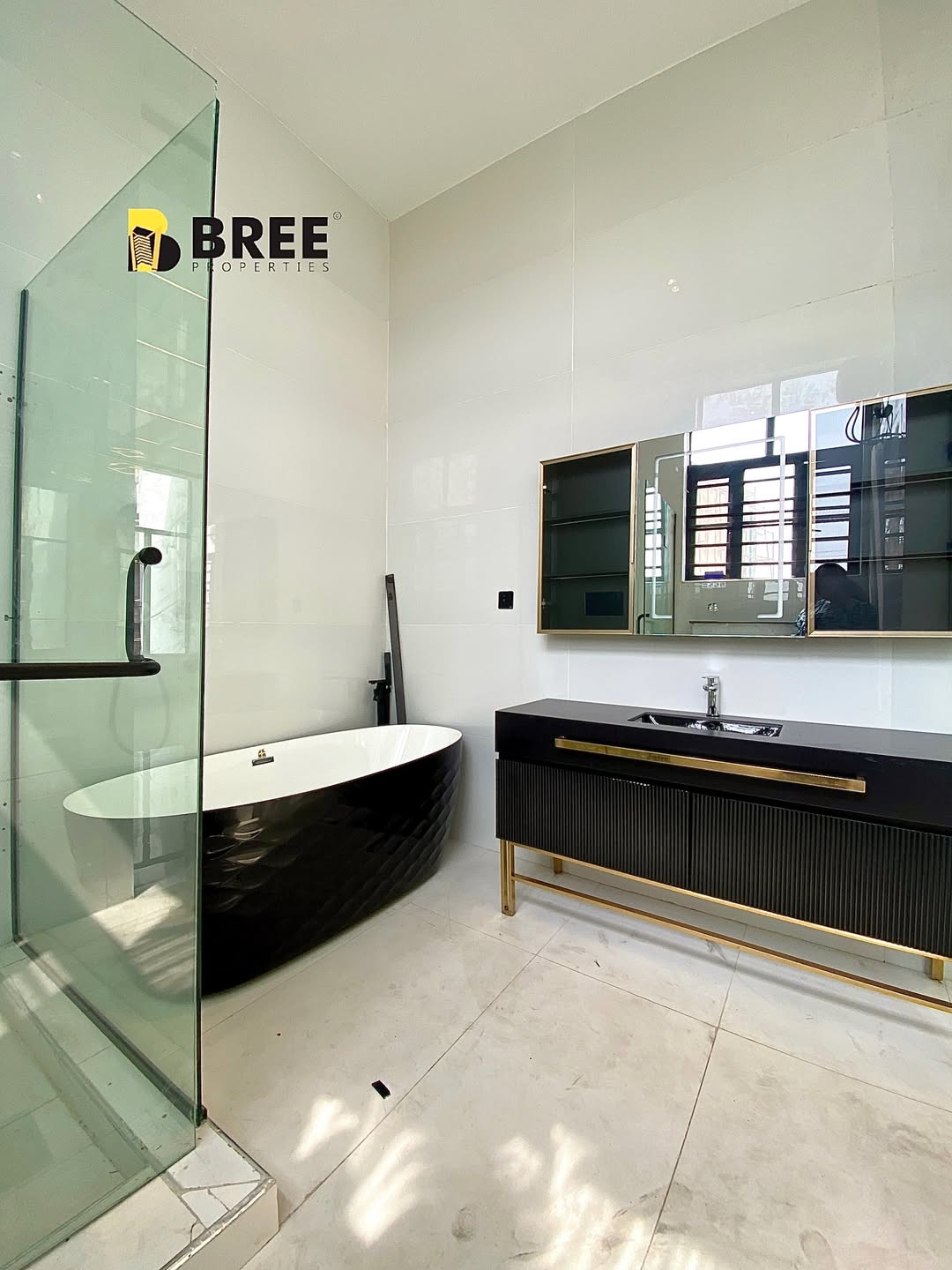 Elegant 5-Bedroom Haven with Pool in Prime Chevron Estate