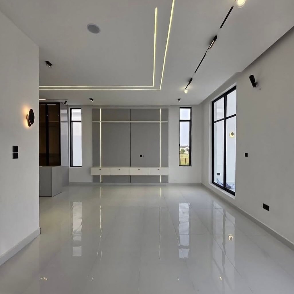 Opulent 5-Bed Duplex with Resort-Style Pool in Chevron