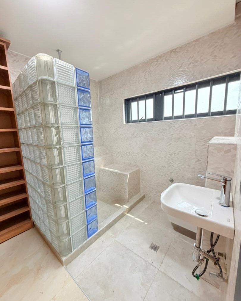 Elegant 5-Bedroom Dulex with Pool in Maryland