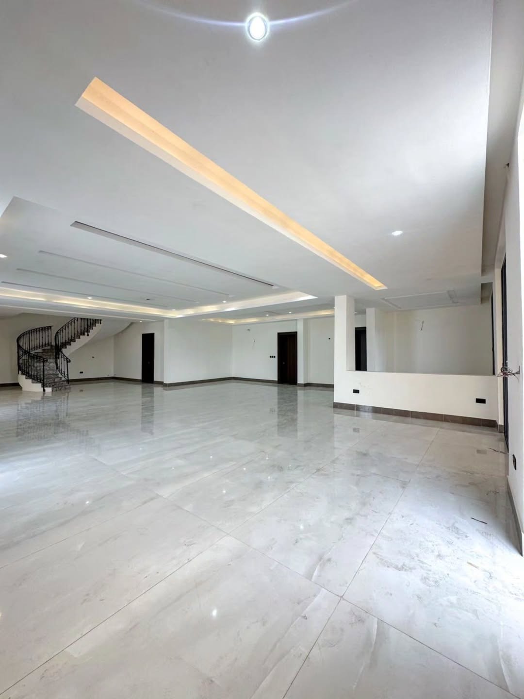 Elevate Your Life: 5-Bed Penthouse with Panoramic Ikoyi Views
