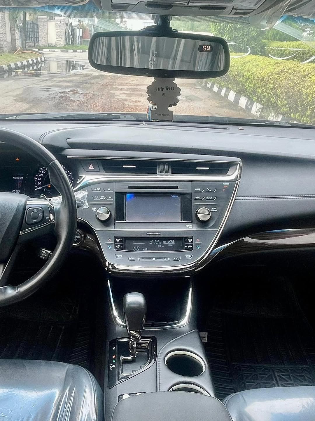 Luxury 2013 Toyota Avalon: Accident-Free & Ready