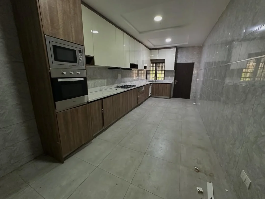 Stunning 5-Bed Terrace Duplex with BQ in Lifecamp