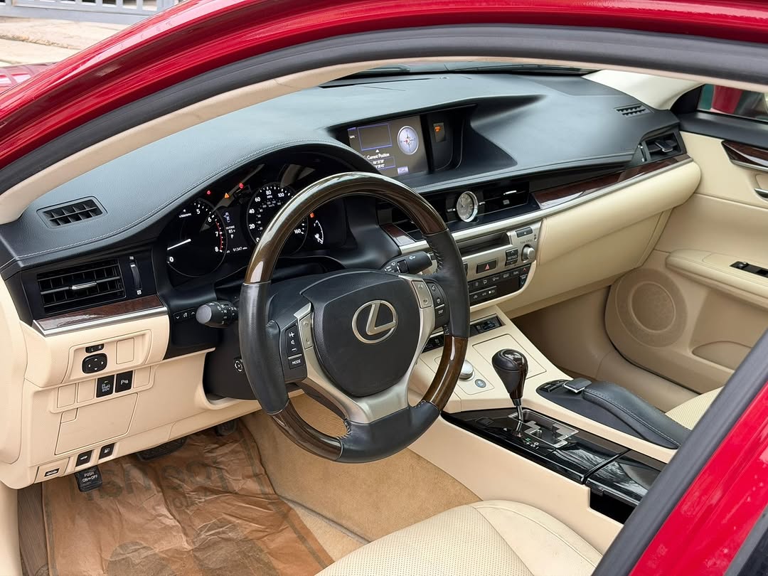 Luxury Lexus ES350: Loaded & Ready to Drive