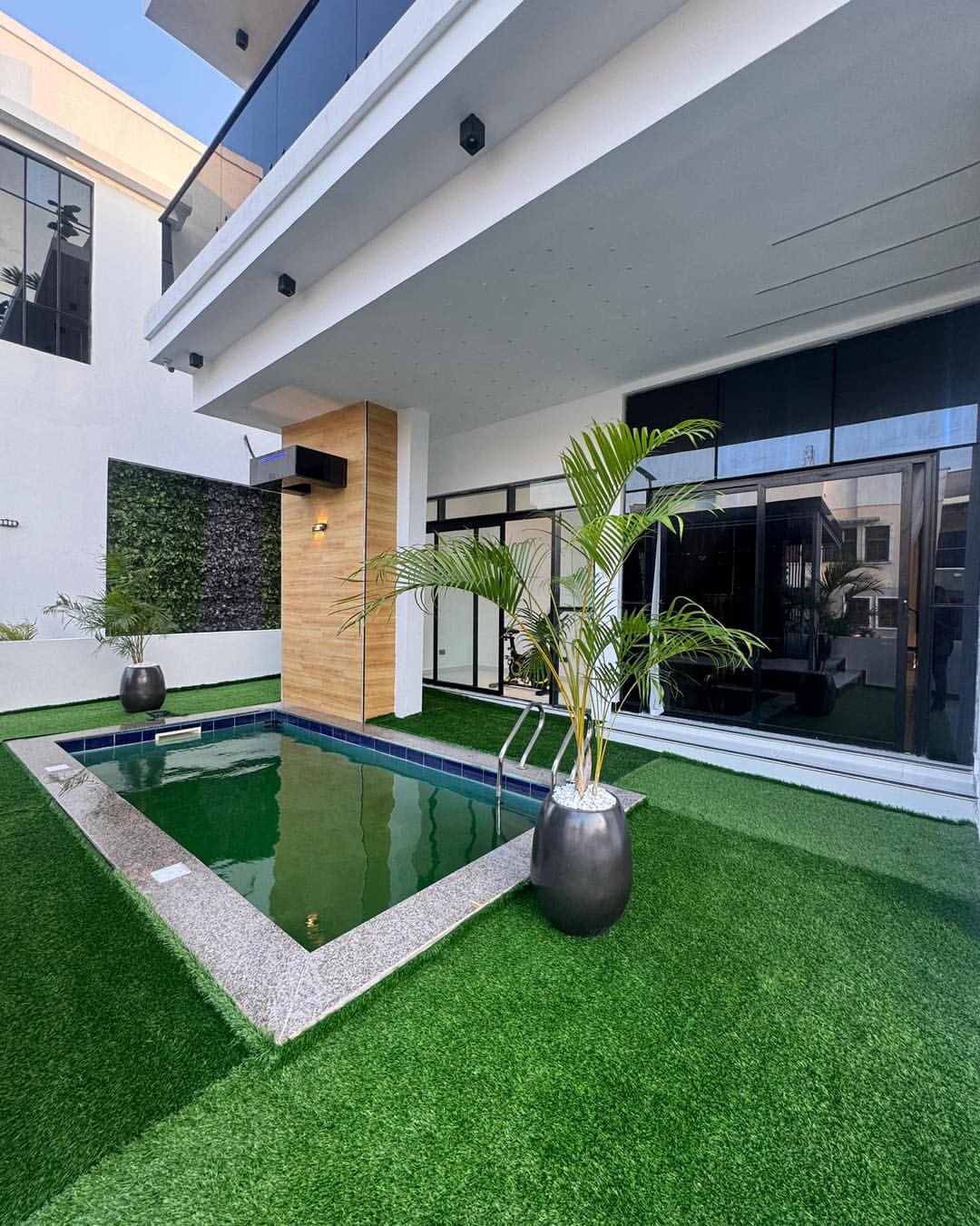 Majestic 5-Bed Rooftop Haven in Lekki