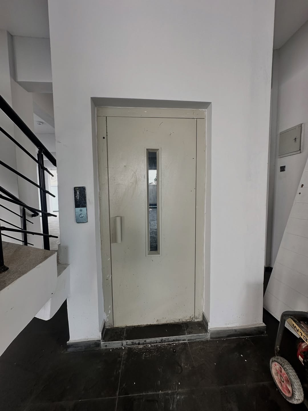 Lekki Phase One: 3Beds with Pool & Gym