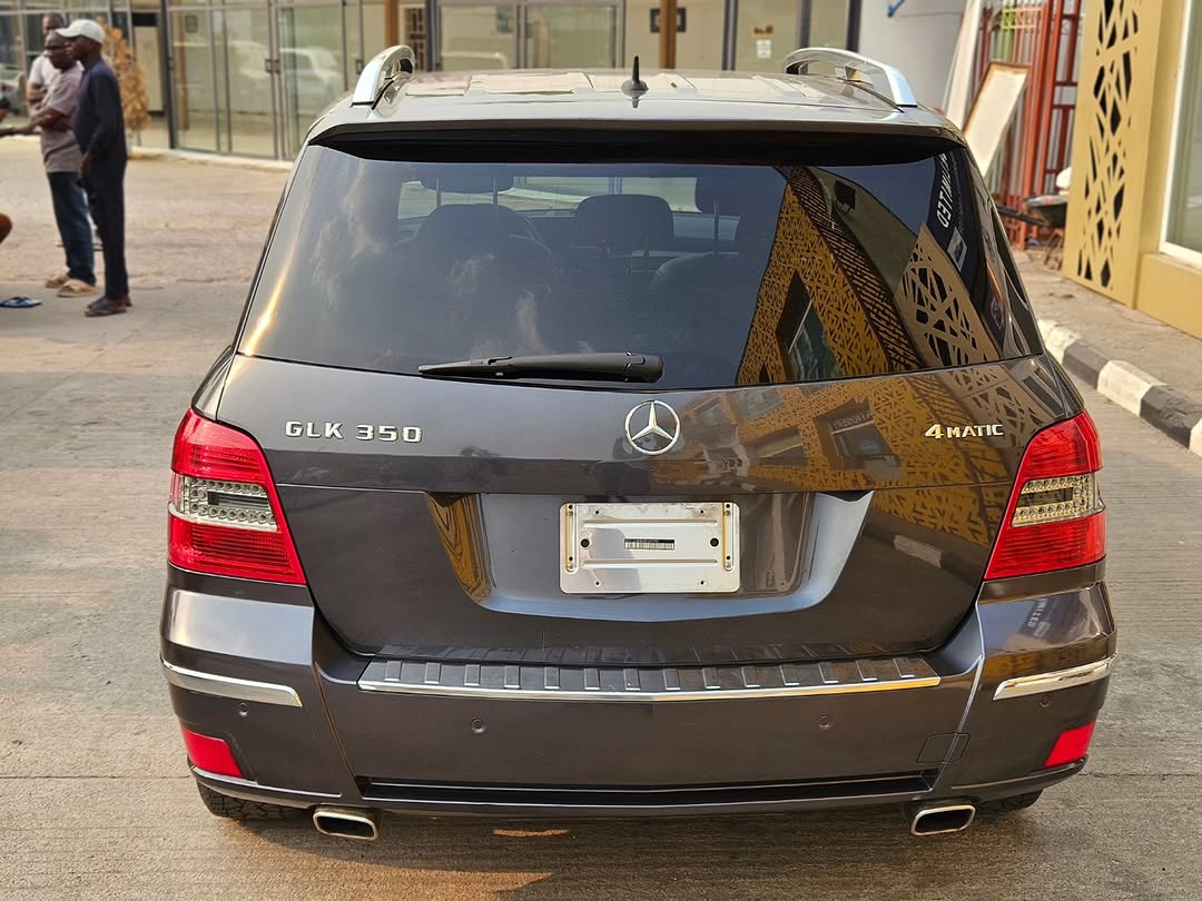 Timeless Luxury SUV: V6 Power Meets Executive Comfort