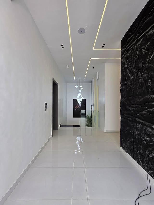 Lagos Luxury: 5-Bed Smart Duplex with Pool & Gym