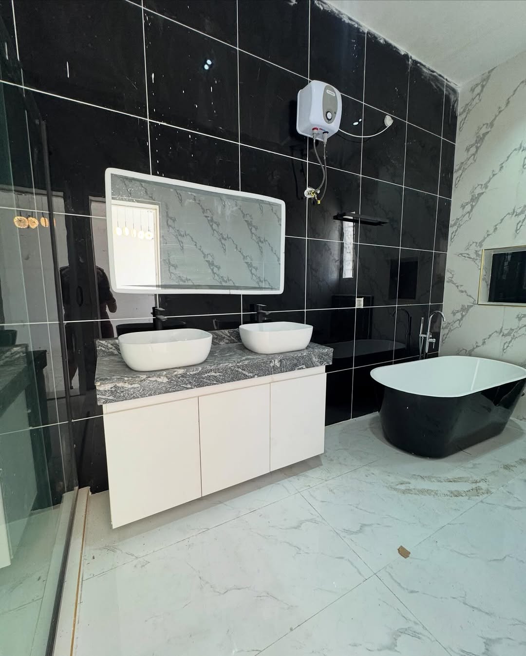 Stunning 5-Bed Duplex with Pool & Jacuzzi in Ikota