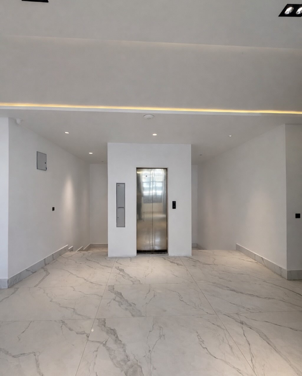 Elevator Luxury: 6-Bed Duplex with Pool in Kado