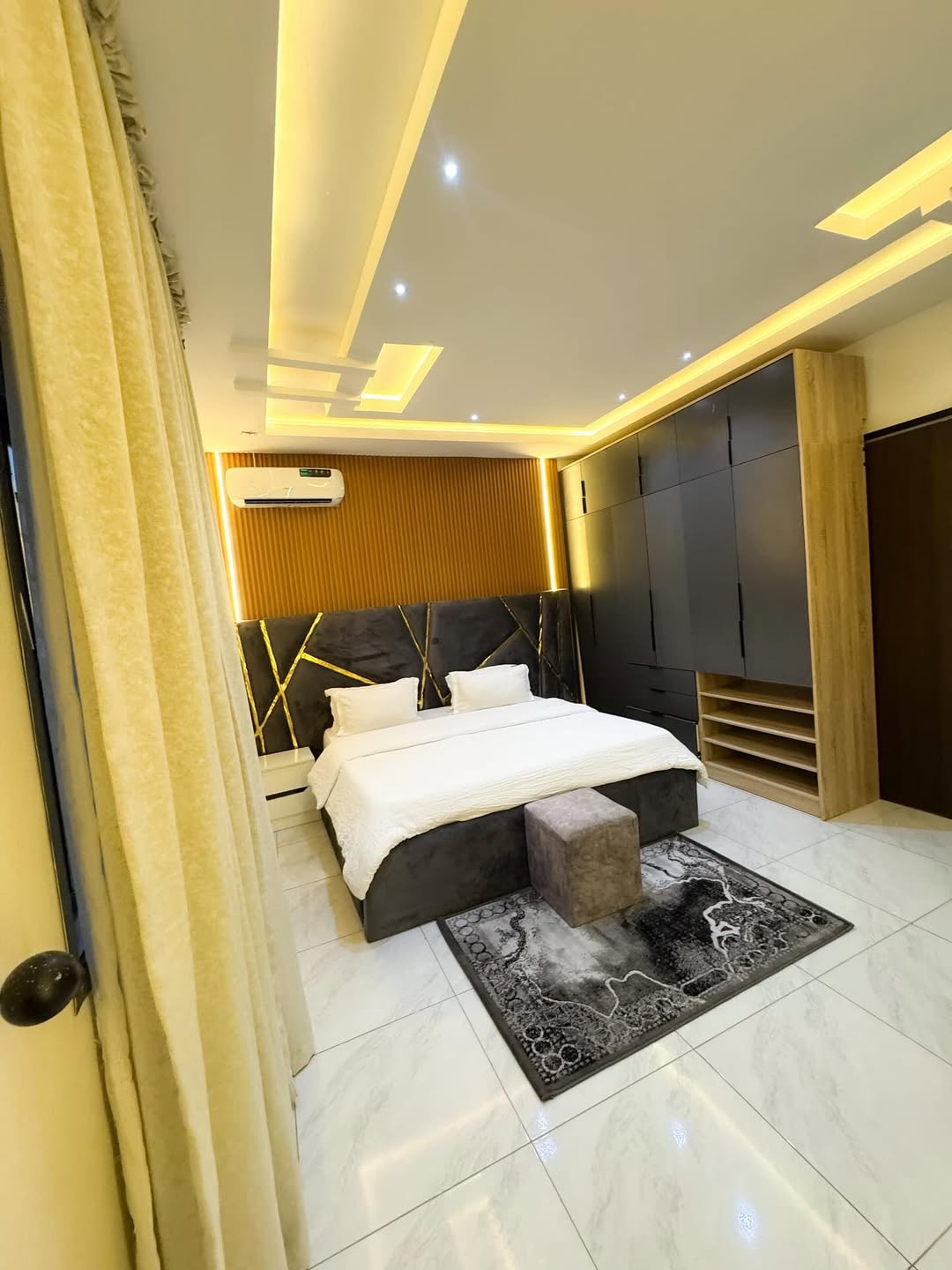 Jahi’s Premier 2BR Haven: Stay Connected, Stay Secure