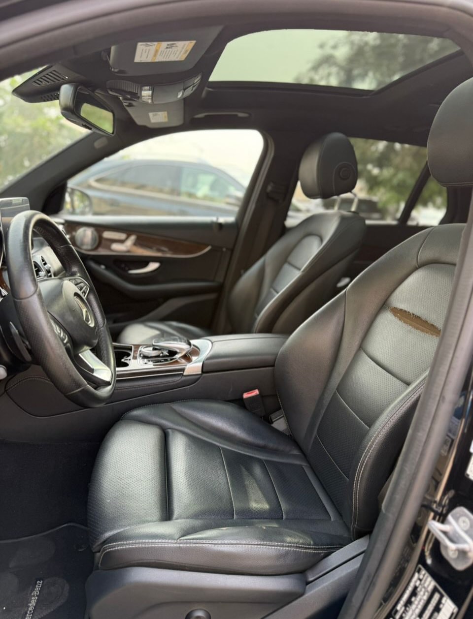 Luxury SUV: Panoramic Roof & Keyless Entry