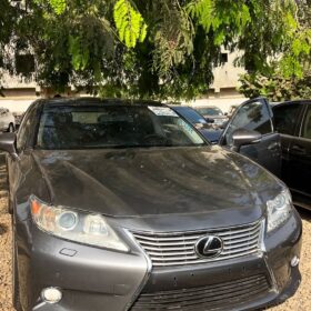 2014 Lexus ES350: Immaculate & Loaded with Tech