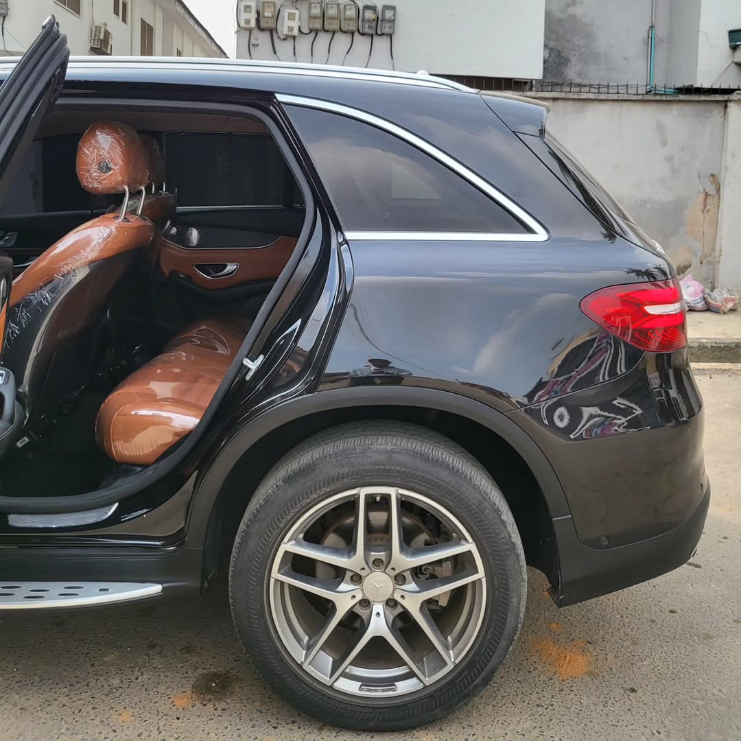 Luxury Loaded 2017 GLC300: Full Tech, Accident-Free