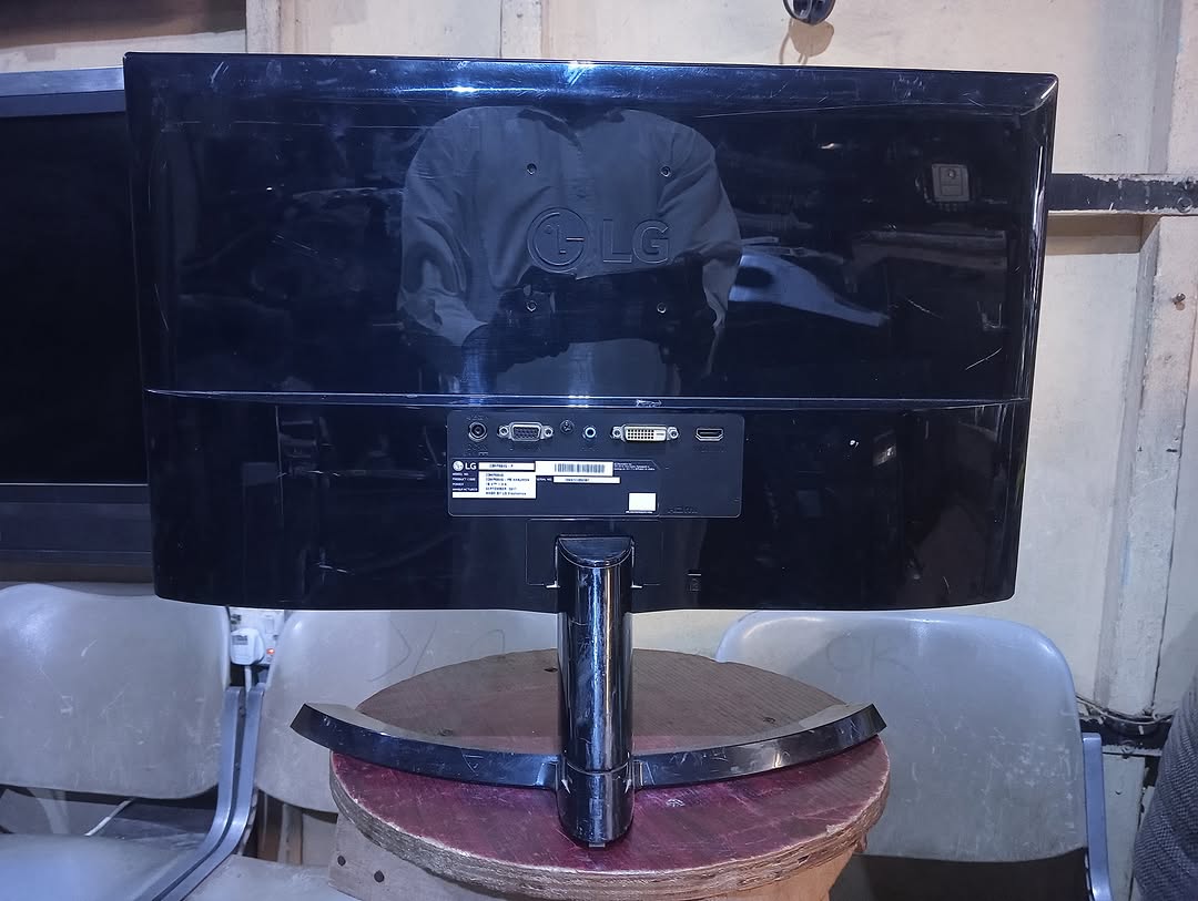 Immersive 24″ Curved QLED Monitors – N100,000