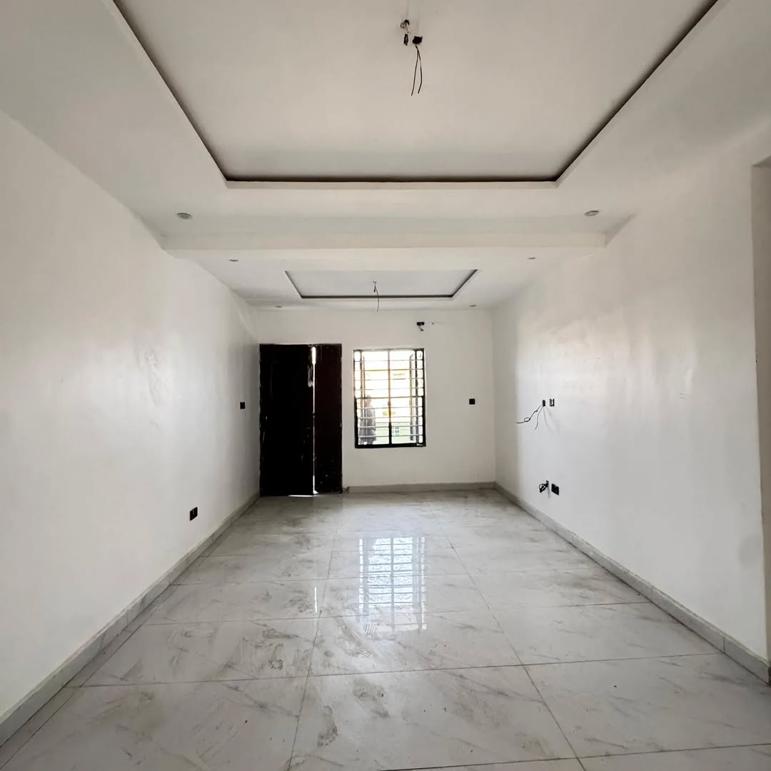 Spacious 2-Bed Ensuite Gem Before Chevron
