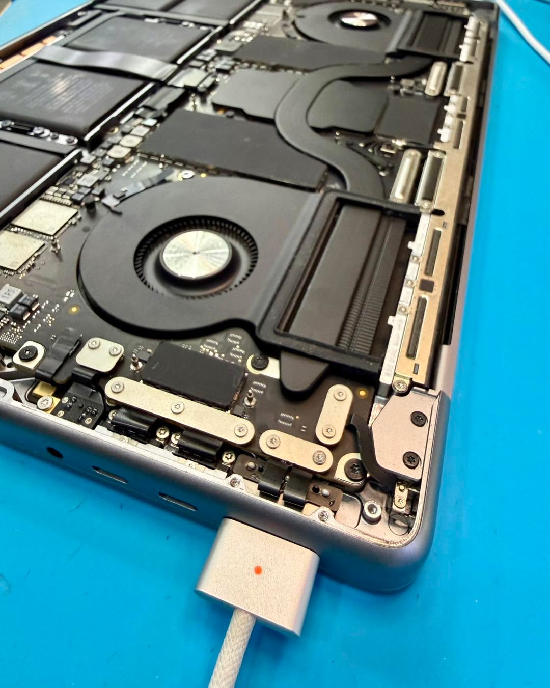 MacBook Pro 14″ 2021 ซ่อมด่วน เปิดไม่ติด