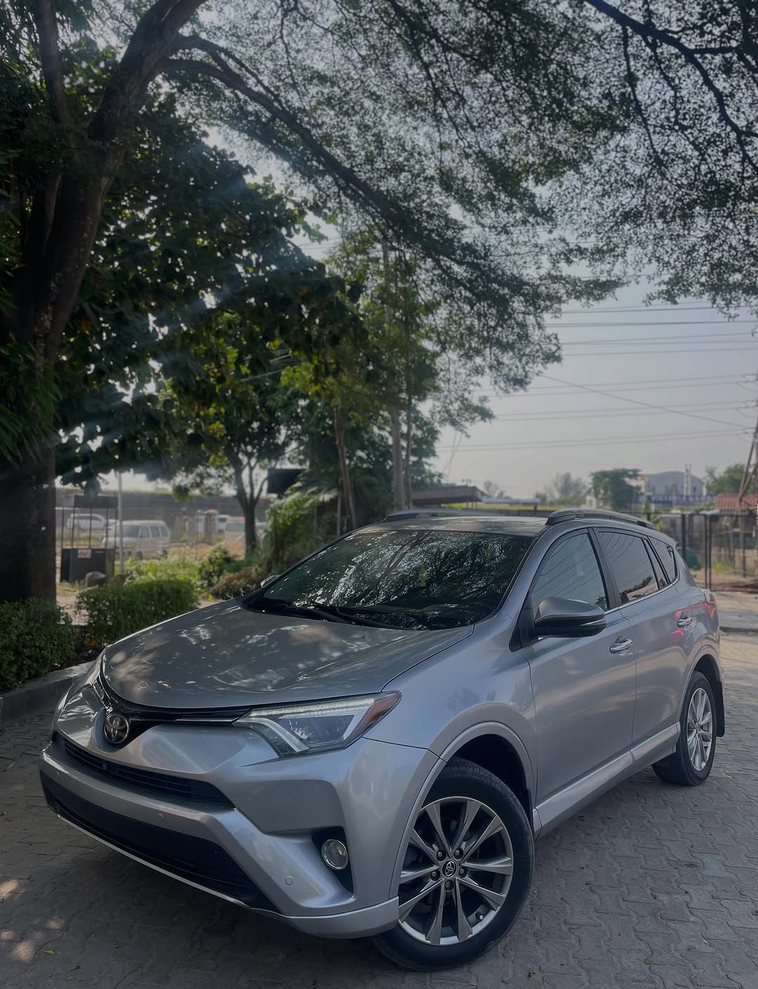 2017 Toyota RAV4 AWD: Sunroof & 360° Tech