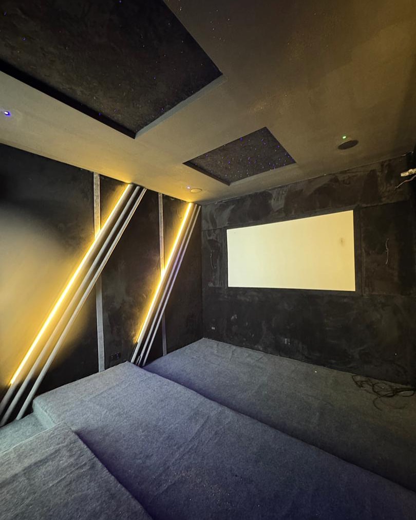 Cinematic Luxury: 5-Bed Duplex with Pool in Osapa London