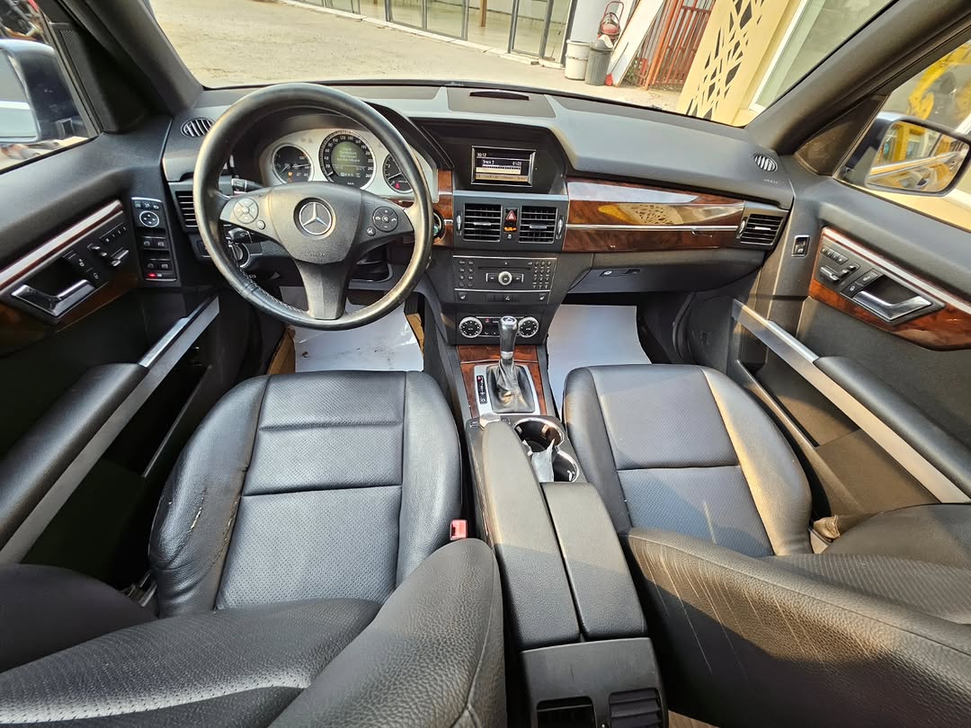 Timeless Luxury SUV: V6 Power Meets Executive Comfort