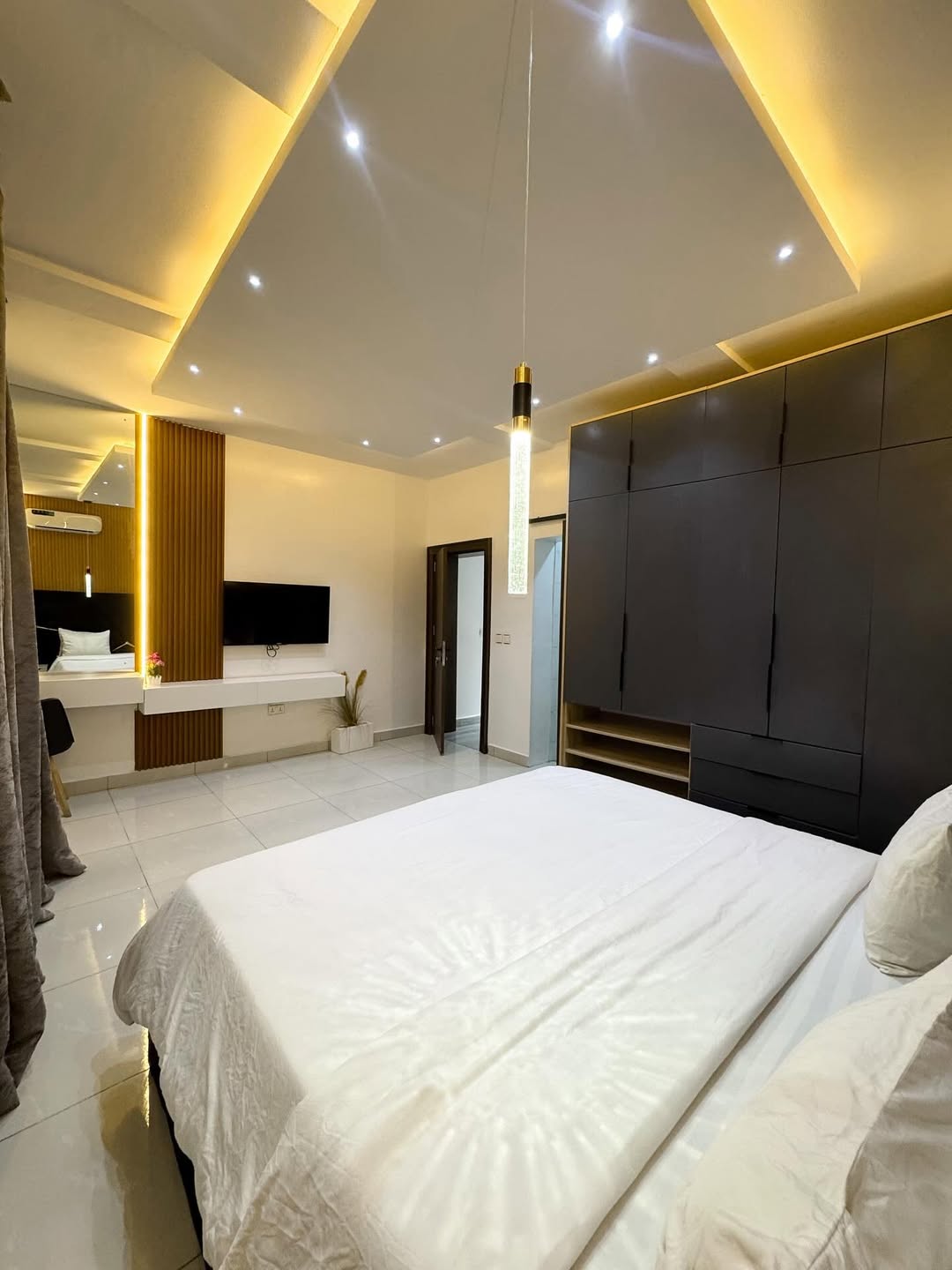 Jahi’s Premier 2BR Haven: Stay Connected, Stay Secure