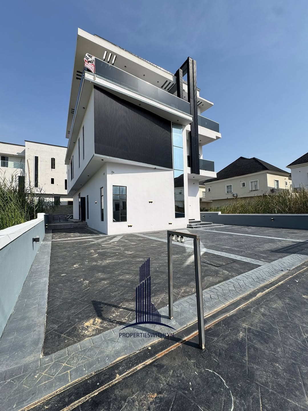 Stunning 5-Bed Duplex with Pool & Jacuzzi in Lekki