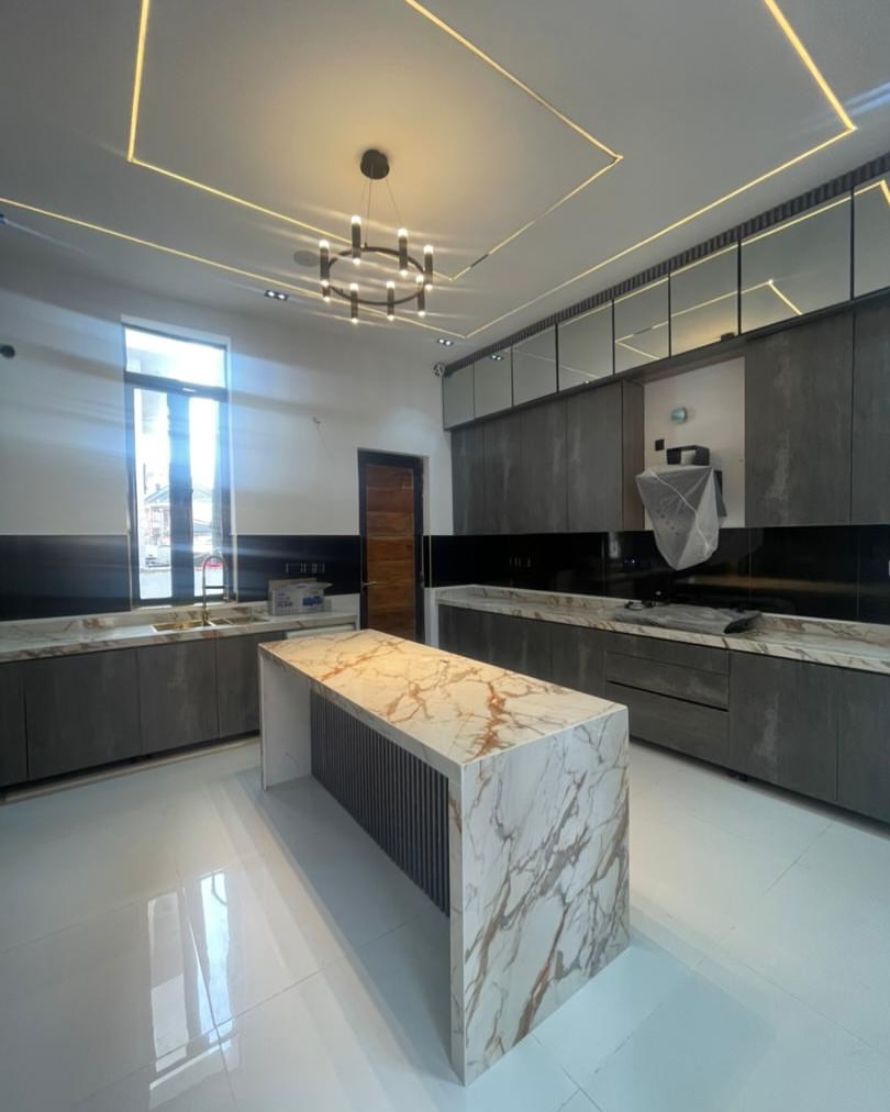 Elegant 5-Bedroom Haven with Resort-Style Pool in Lekki