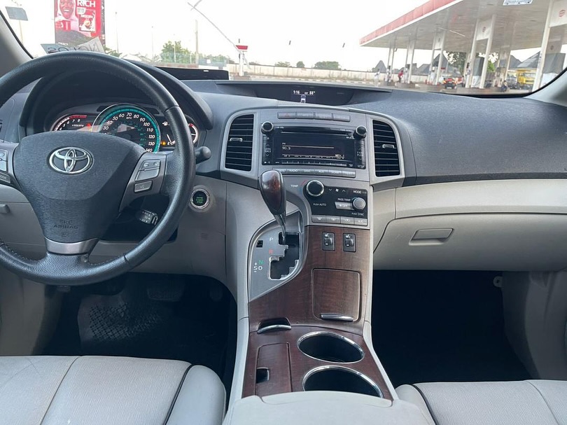 Luxury Venza: V6, Panoramic Roof, Cream Leather