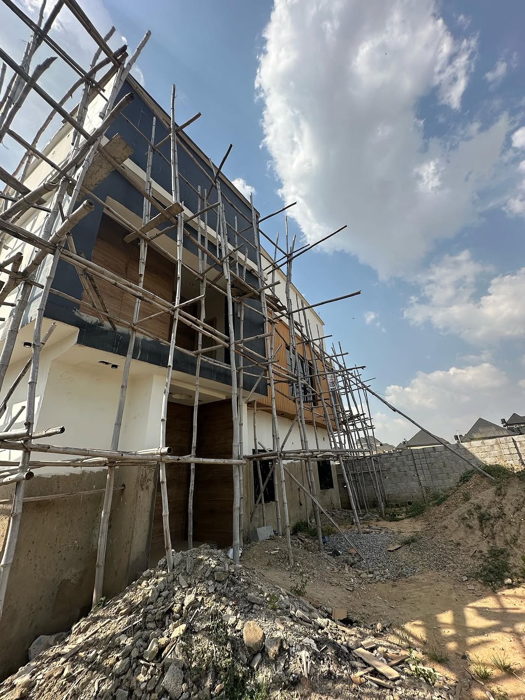 Sleek 3-Bedroom Duplex with Pool in Serene Lugbe