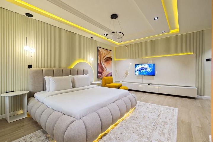 Luxury 1-Bed Loft with Pool & PS5 in Lekki