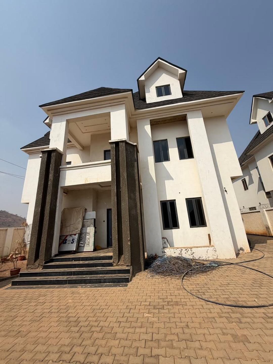 KARSANA Penthouse: 6-Bedroom Urban Oasis