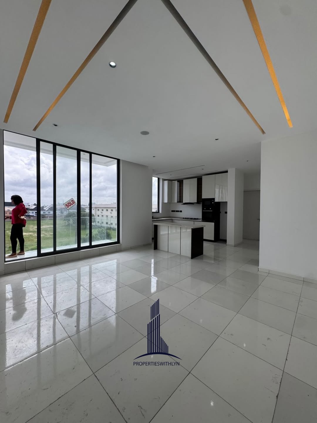 Lagos Island Oasis: Automated 2-Bedroom with Pool & Gym