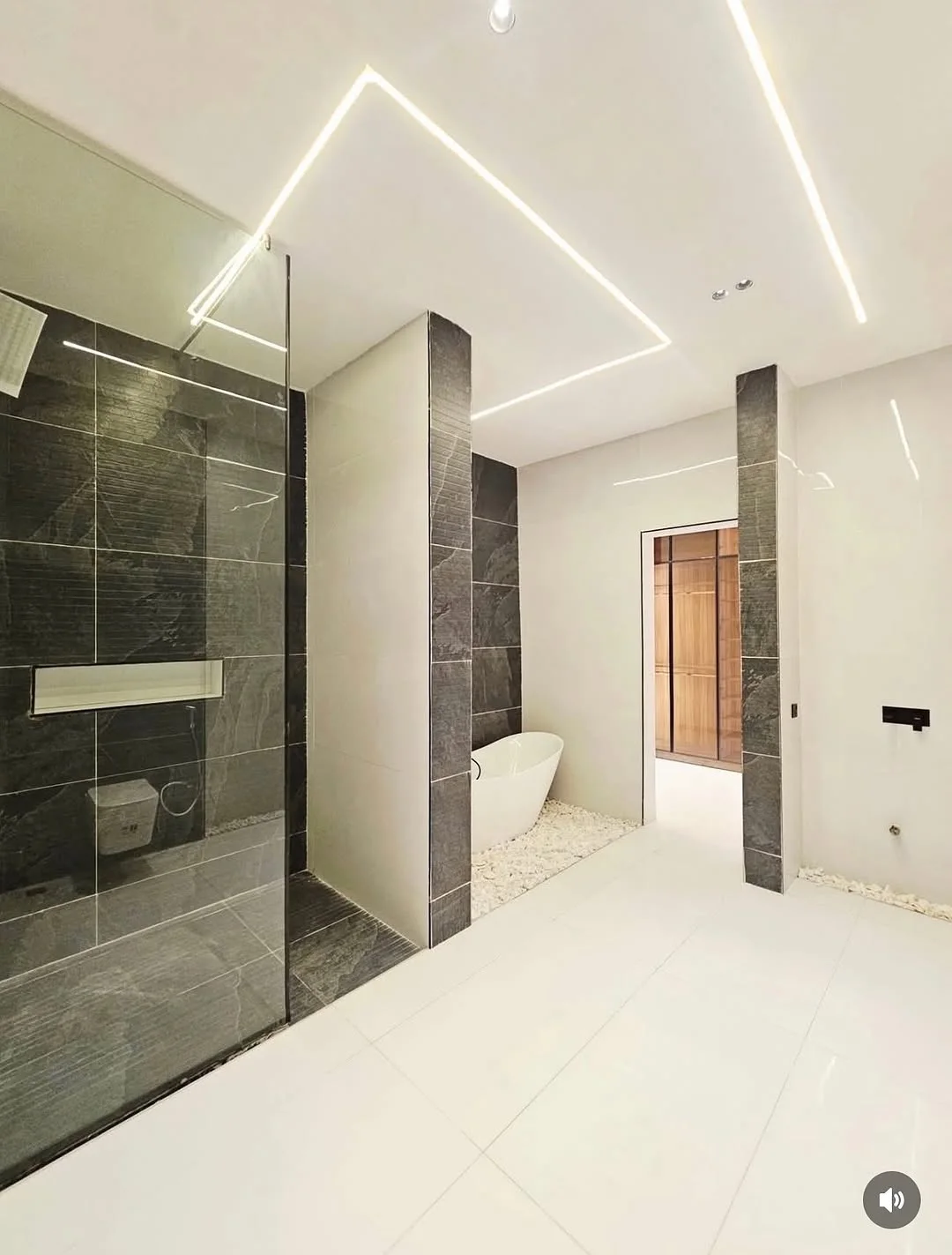 Opulent 5-Bedroom Duplex with Cinema & Rooftop in Lekki