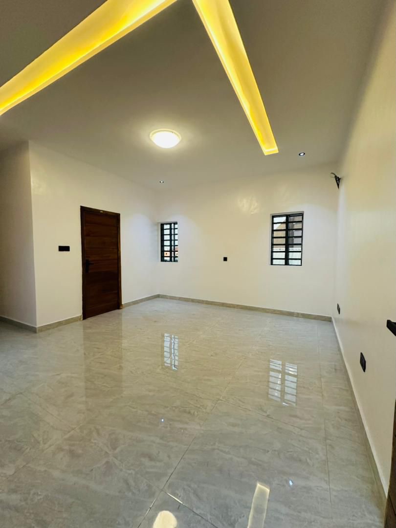 Spacious 7-Bedroom Oasis with Pool in Magodo