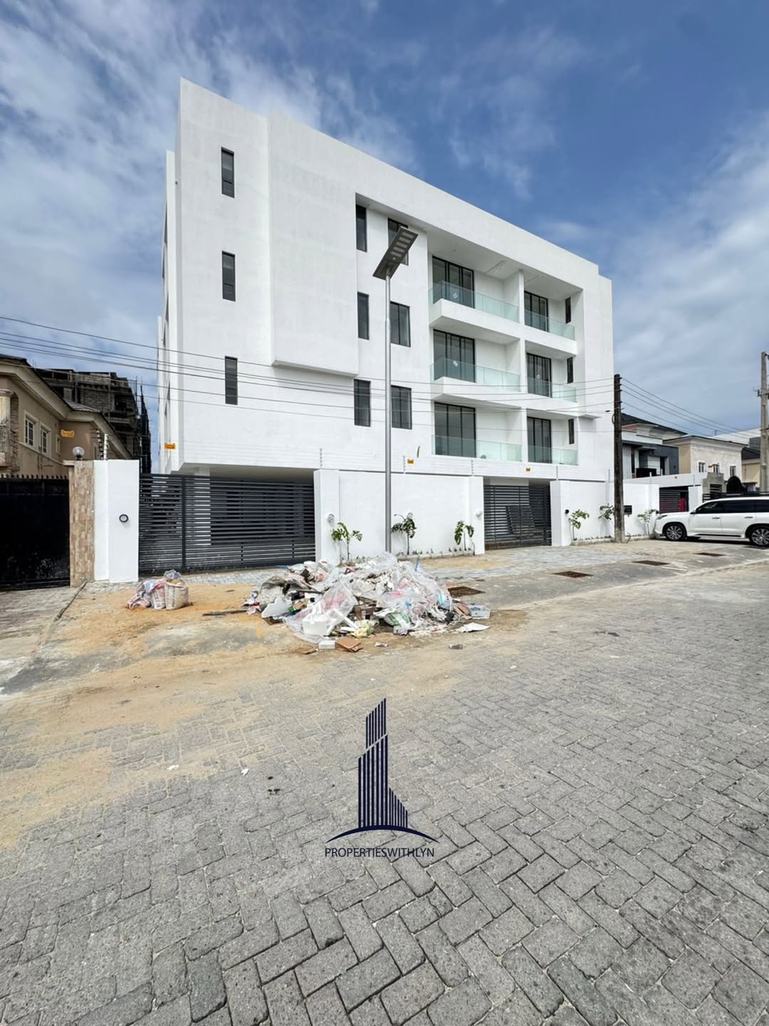 Lagos Island Oasis: Automated 2-Bedroom with Pool & Gym