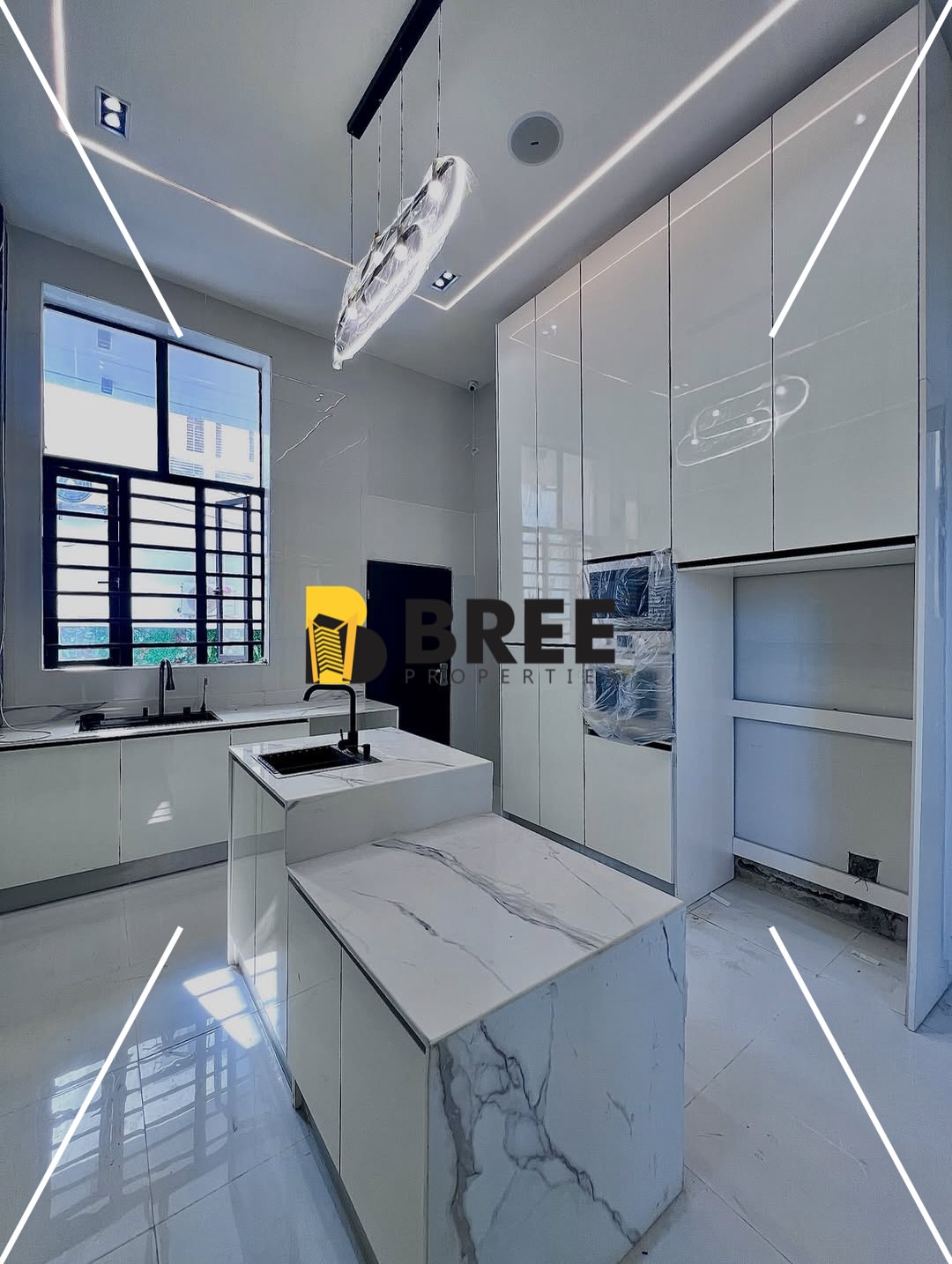 Chevron’s Crown Jewel: 5BR Poolside Paradise