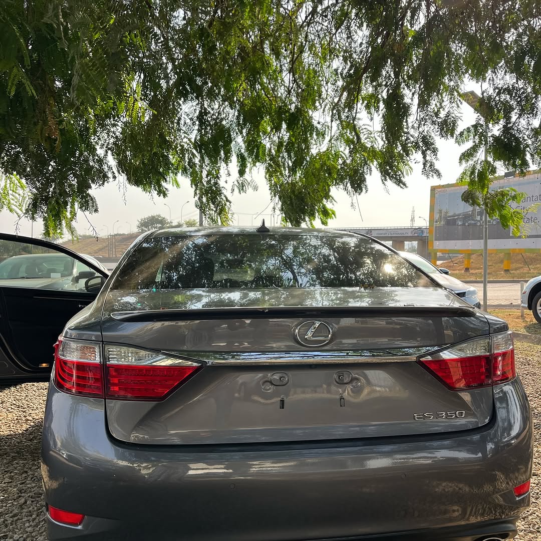 2014 Lexus ES350: Immaculate & Loaded with Tech