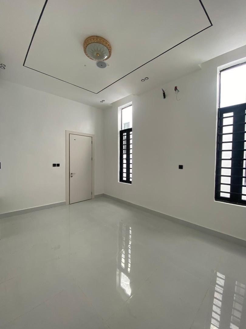 Sangotedo Sanctuary: 5-Bedroom Estate Gem with Pool