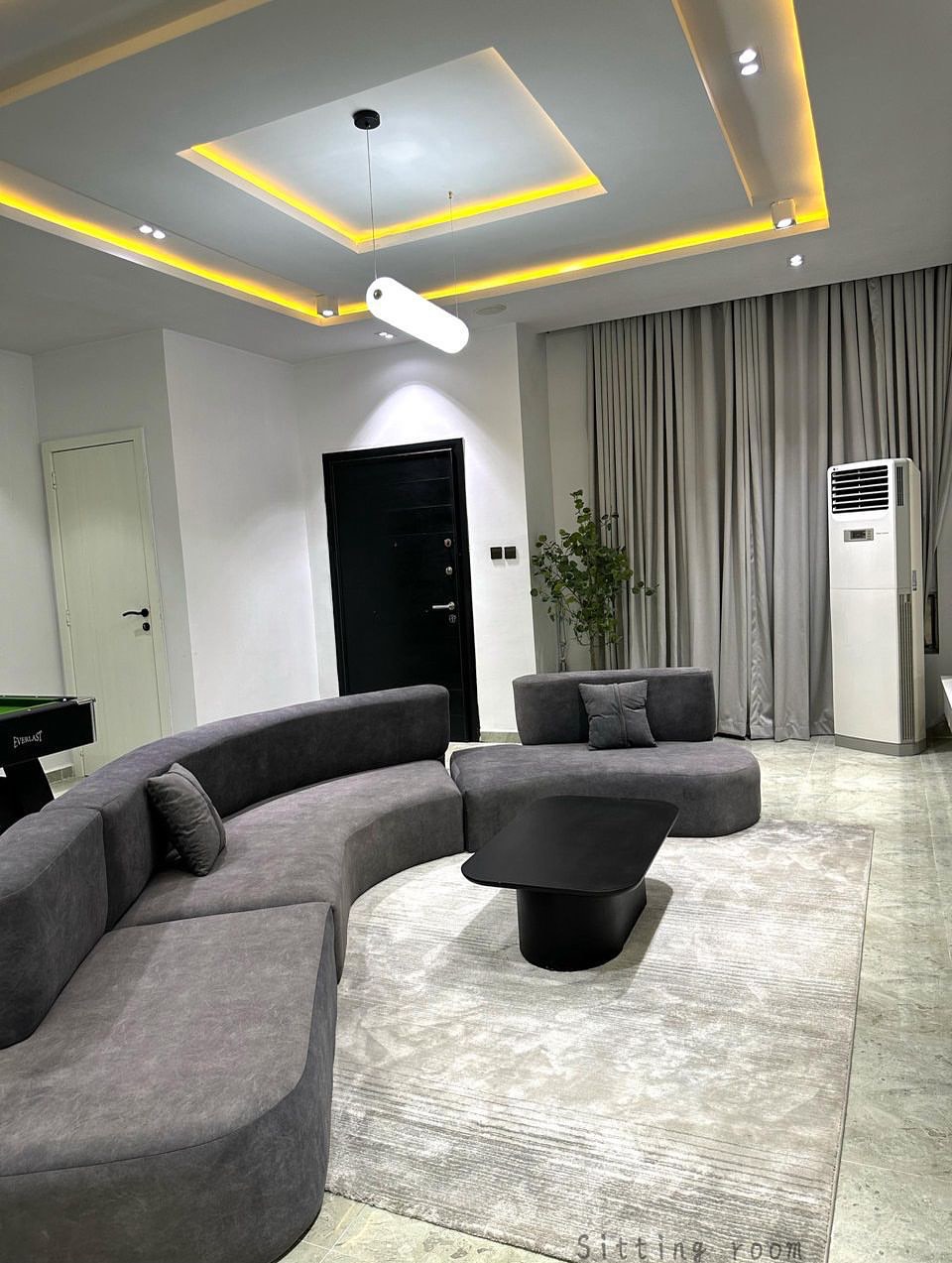 Victoria Bay Oasis: 4BR with Pool & PS5