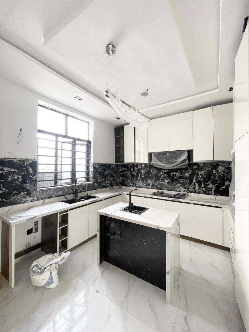 Exquisite 5-Bedroom Duplex in Prime Chevron Lekki