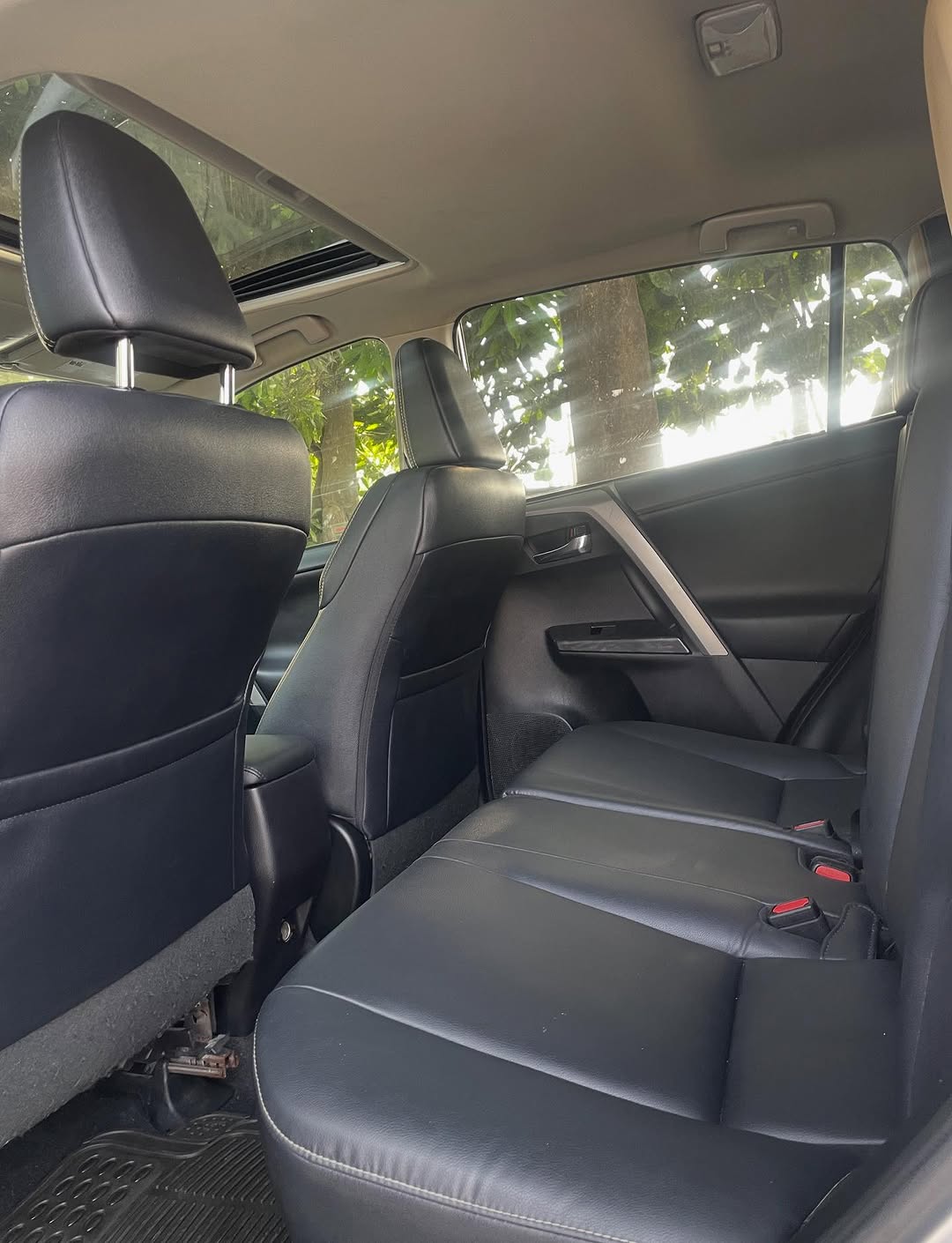 2017 Toyota RAV4 AWD: Sunroof & 360° Tech