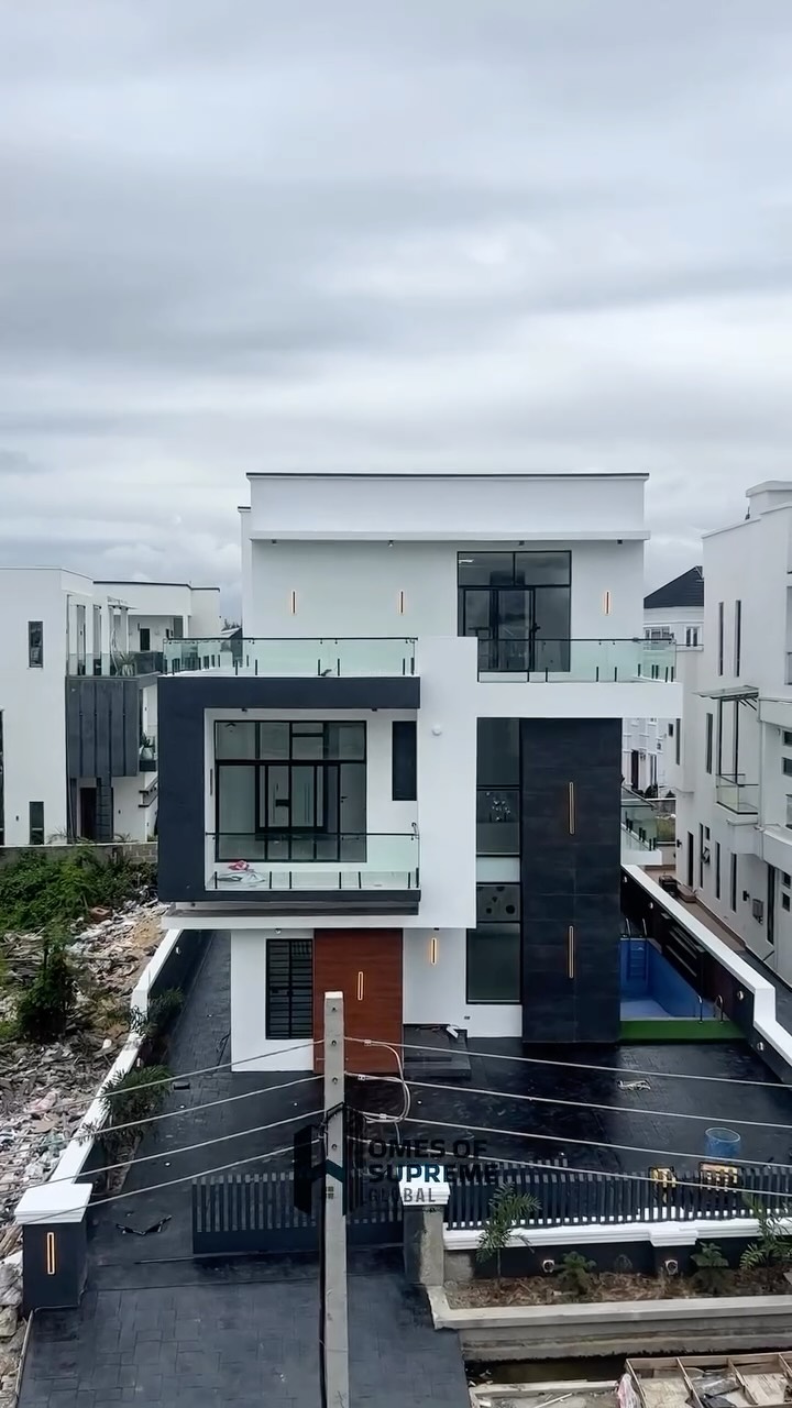 Luxury 5-Bed Duplex with Pool & Cinema in Megamound