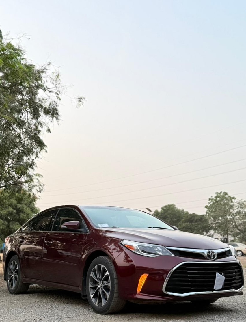 Luxury Avalon: Keyless, Paddle Shifters, Duty-Paid