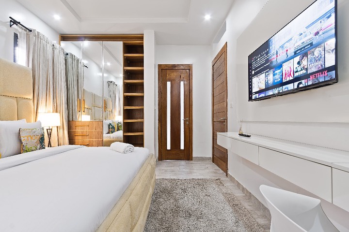 Stylish 2BR Haven with Pool & Gym in Banana Island