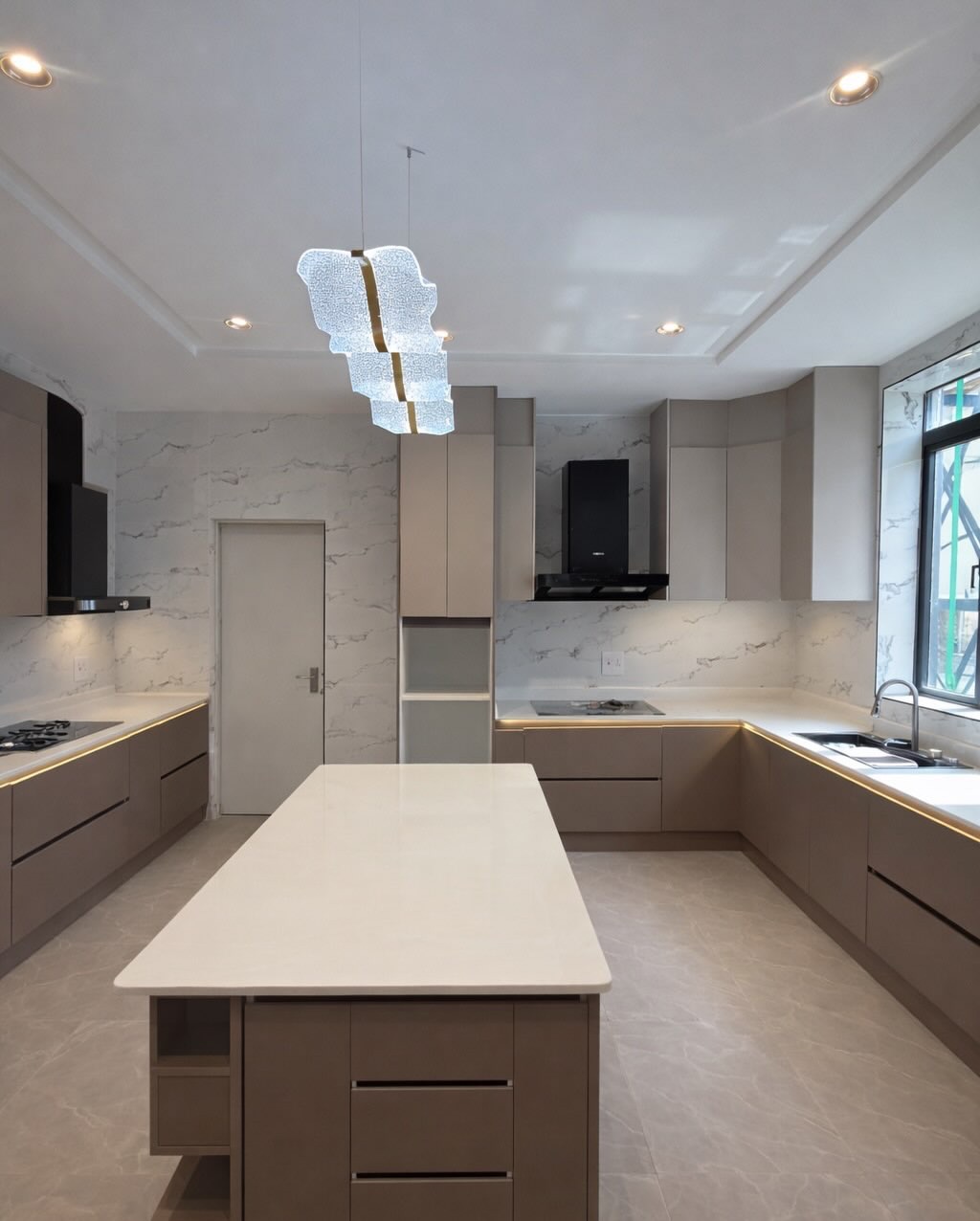 Elevator Luxury: 6-Bed Duplex with Pool in Kado